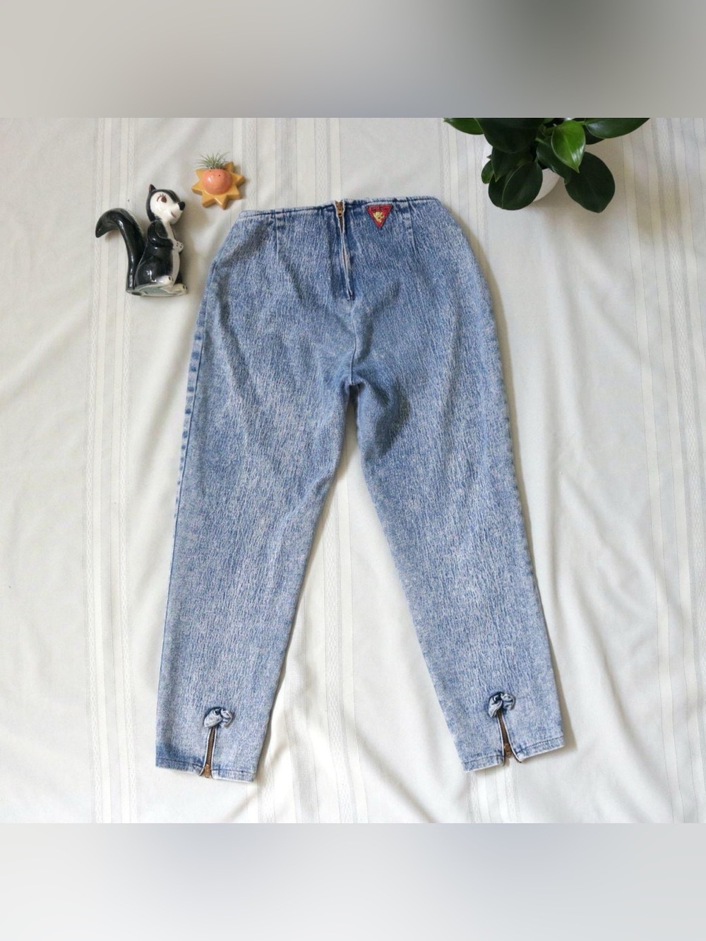 Vintage 80's style acid wash capris with bow zippers on back - Picture 2 of 8
